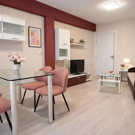 & Private Parking - Walk To Old Town And Main Street *