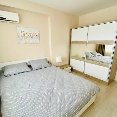 & Private Parking - Walk To Old Town And Main Street Apartment