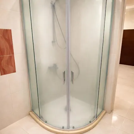 & Private Parking - Walk To Old Town And Main Street Apartment *