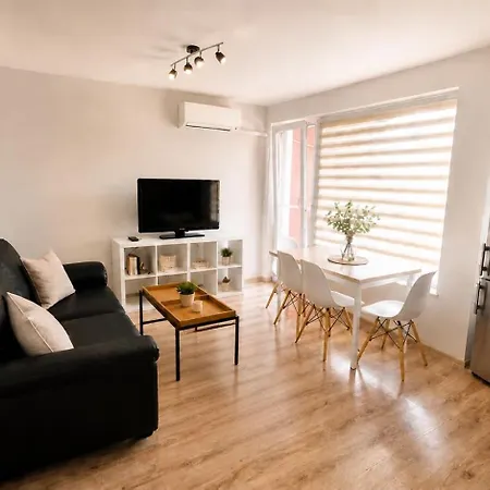 & Private Parking - Walk To Old Town And Main Street Apartment