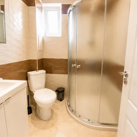& Private Parking - Walk To Old Town And Main Street Apartment