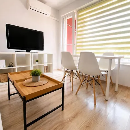 & Private Parking - Walk To Old Town And Main Street Apartment *