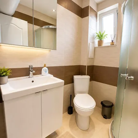 & Private Parking - Walk To Old Town And Main Street Apartment
